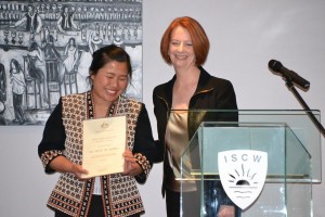 Say Htoo Eh Moero receiving the award (photo-Saw Htoo Saw)