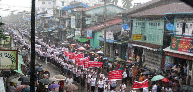 Arakanese-protest-in-Sittwe-against-Buddhist-temple-attack-in-Bangladesh