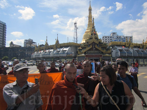 Buddhist-monks-protest-stop-killing-ethinic-Burma