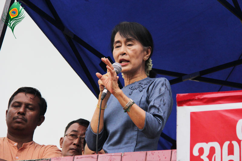 Suu-Kyi-speaks-at-Thongwa-Township-NLD-office