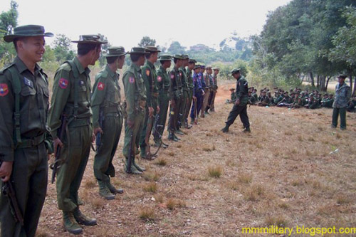 စစ်ရေးလေ့ကျင့် နေတဲ့ မြန်မာအစိုးရစစ်သားများ။