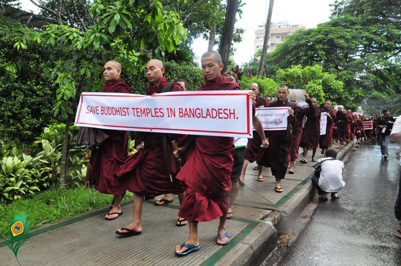 ဘင်္ဂလားဒေ့ရှ်နိုင်ငံတွင် ဗုဒ္ဓသာသနိက အဆောက်အအုံများ မီးရှို့ဖျက်ဆီးခံရခြင်းနှင့် ပတ်သက်၍ ရန်ကုန်မြို့ရှိ ဘင်္ဂလားဒေ့ရှ်နိုင်ငံ သံရုံးရှေ့တွင် ၂၀၁၂ ခုနှစ်၊ အောက်တိုဘာလ ၈ ရက်နေ့ နေ့လည် ၁ နာရီက ဆန္ဒပြပွဲတခု ပြုလုပ်နေစဉ်။ (ဓာတ်ပုံ - ဘိုဘို၊ မဇ္စျိမ)