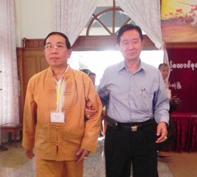 RCSS/SSA leader Yawdserk with Naypyitaw's U Aung Min entering meeting hall together in Kengtung, 19 May 2012. (Photo: 7Day News Journal)