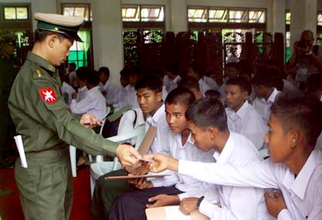 အစိုးရတပ်မှ ကလေး စစ်သားများကို နိုင်ငံသား စီစစ်ရေးကပ်ပြား ထုတ်ပေးစဉ်