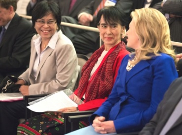 Hillary-R-Clinton-chats-with-Suu-Kyi