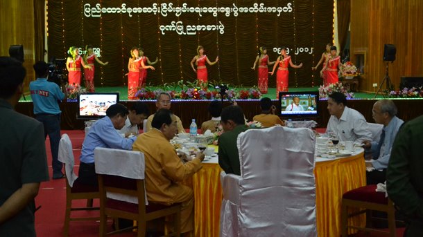 အစိုးရသည် ဤကဲ့သော ဖျော်ဖြေမှုဖြင့် အပစ်အခတ်ရပ်စဲရေးကို တည်ဆောက်ခဲ့သည်