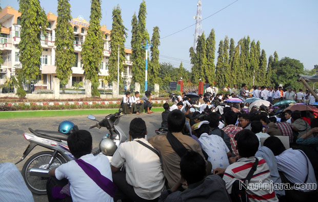 ကျောင်းကားခ လျှော့ချရေးအတွက် ရခိုင်ပါလီမန်ရှေ့တွင် တောင်းဆိုတိုက်ပွဲဝင်နေသော စစ်တွေ တက္ကသိုလ် ကျောင်းသားများ (နိရဥ္စရာ)