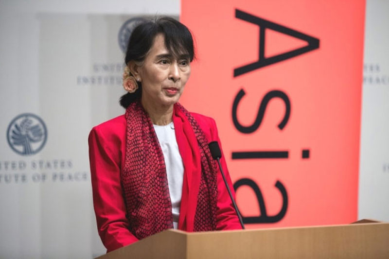 Suu-Kyi-with-Asia-Society-Global-Vision-award-1