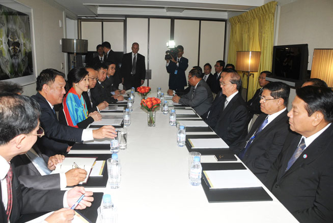 Yingluck-Shinawatra-and-Thein-Sein-meet-on-on-Dawei-project-at-NYC