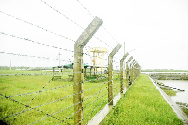 border-fence-in-burma