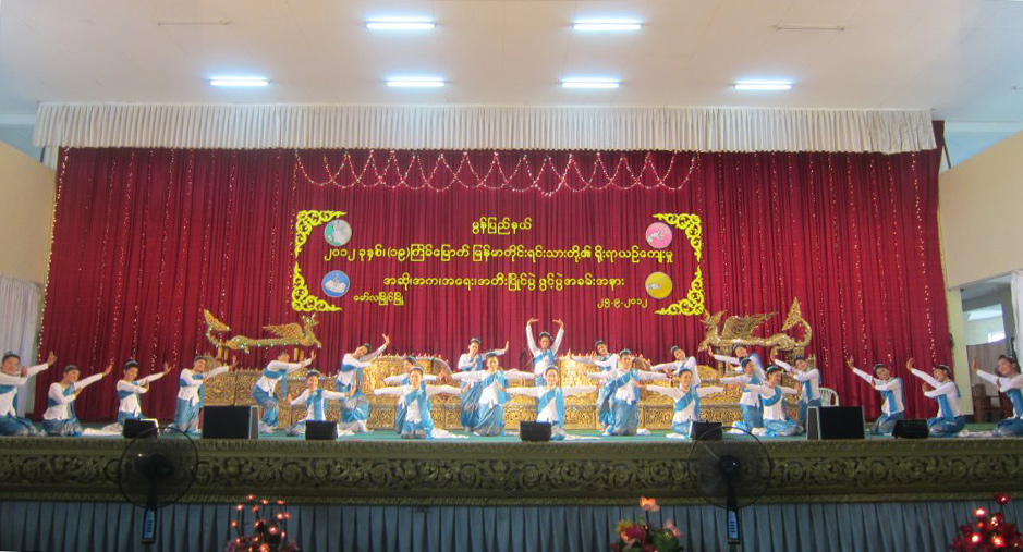 ၂၄ ယောက်မွန်ယိမ်းအကအလွတ်တန်းပြိုင်ပွဲအဖွဲ့တစ်ဖွဲ့ ပါဝင်ယှဉ်ပြိုင်နေစဉ်(Photo- မိကွန်းထော)