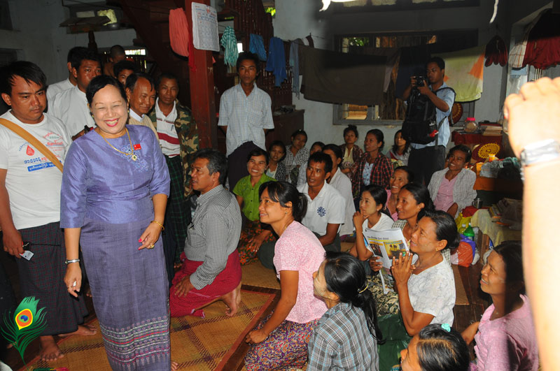 ဝက်မှေးရွာသူ/သားများအား NLD လွှတ်တော်ကိုယ်စားလှယ် ဒေါ်ခင်စန်းလှိုင် နှင့်အတူ မုံရွာမြို့ မြို့မဂါတ်ကျောင်းအတွင်း တွေ့ရစဉ်။ (ဓာတ်ပုံ - ဟိန်းထက်၊ မဇ္စျိမ)