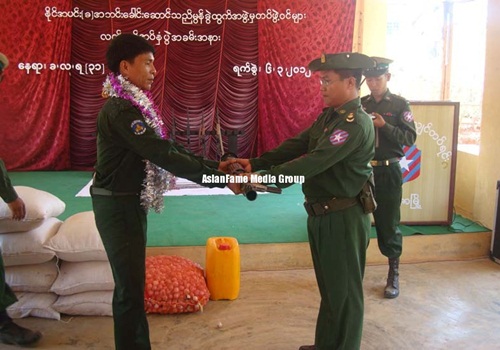 နိုင်ဘင်းလက်နက်ချအခမ်းအနား ပြည်တွင်းသတင်းဂျာနယ်ဓါတ်ပုံ(Photo-Internet) 