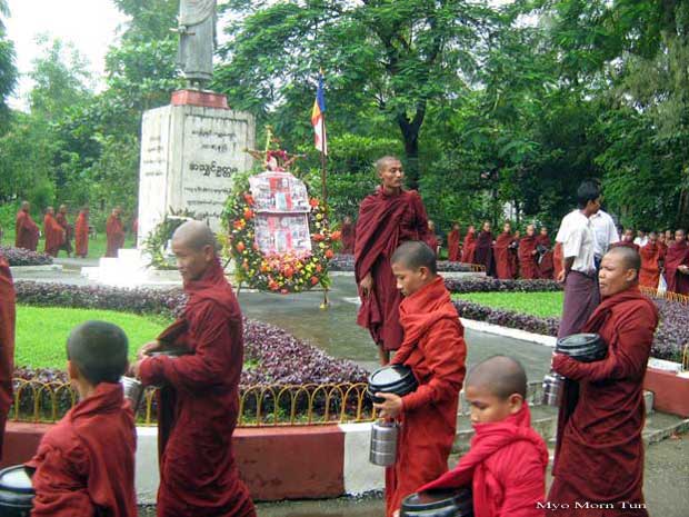 စစ်တွေမှ ရဟန်းတော်များ ဆရာတော် ဦးဥတ္တမအား ဂါရဝပြုနေကြပုံ။