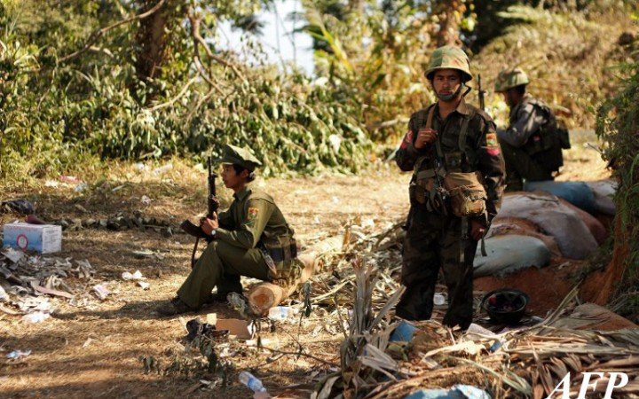 Kachin Independence Army (KIA) 3rd Brigade soldiers stand guard at Hka Ya mountain in Kachin province on January 20, 2013. AFP PHOTO