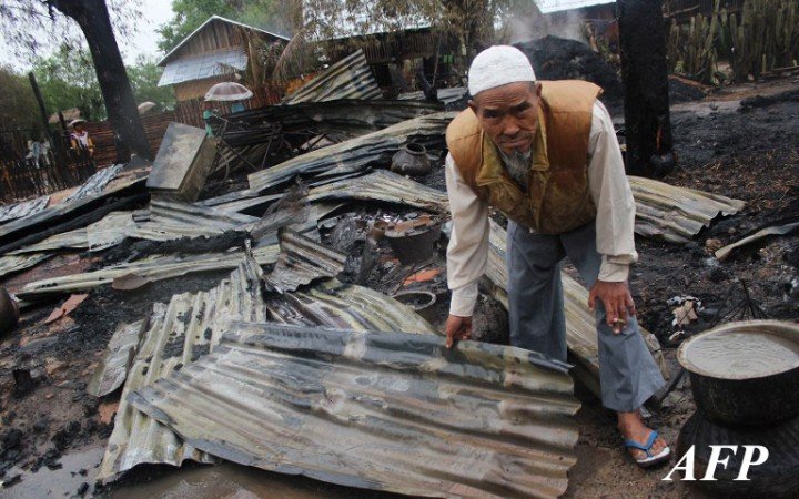 A Muslim man inspects the debris of his burned house in Htan Gone village on August 26, 2013, after some 1,000 anti-Muslim rioters rampaged through villages in Kanbalu township, in the central region of Sagaing on August 24, setting fire to property and attacking rescue vehicles. Hundreds of people made homeless by Myanmar's latest eruption of religious violence were sheltering in a school on August 26, a local MP said, after mobs torched the homes and shops of local Muslims. AFP PHOTO