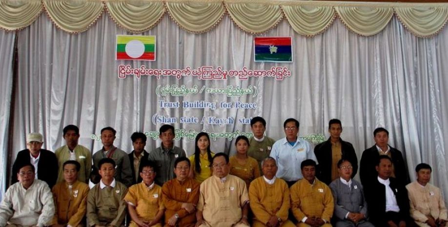 ရှမ်း+ ကယား ဆွေးနွေးပွဲ ကျင်းပစဉ် ရှမ်း+ ကယား ဆွေးနွေးပွဲ ကျင်းပစဉ် (ဓါတ်ပုံ - ရှမ်းသတင်း)