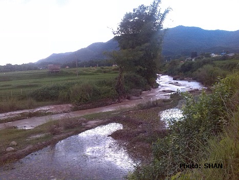 ဗြုန်းမြေများကြောင့်ချောင်းရေတိမ်ကော၊ လယ်မြေများပျက်စီး