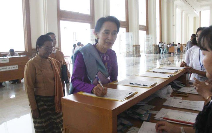 suu-kyi-signing-at-parliament