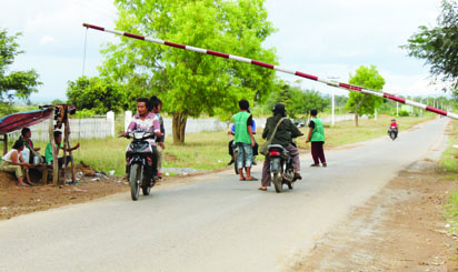 ဒီးမော့ဆိုမြို့နယ် ငွေတောင်ရွာအထွက်တွင် ထားရှိသော ဝါးတားဂိတ်တခု၌ ဖြတ်သန်းသွားလာနေသော ခရီးသည်များအား ဘီးခွန်ကောက်ခံနေသည် (ဓါတ်ပုံ-ကေတီ)