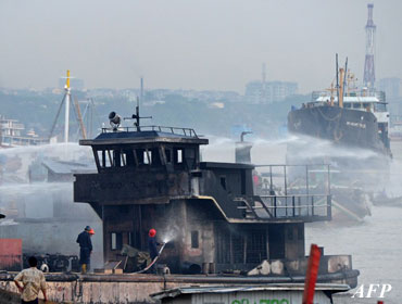 Myanmar fireman fight the fire on an oil tanker which sank after an explosion on the Hlaing River in Yangon on February 4, 2013.  (AFP PHOTO/ Soe Than WIN)