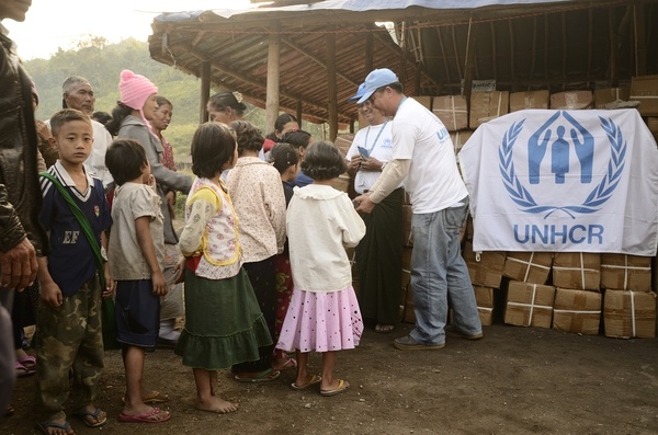 ကချင်စစ်ပြေး ဒုက္ခသည်များအား UNHCR မှကူညီထောက်ပ့ံနေပုံ (ဓါတ်ပုံ- ဒီဗီဘီ)