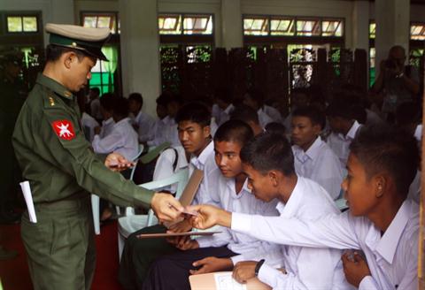 ကလေးစစ်သားများကို မိဖများလက်ပြန်အပ်နေသော်လည်း တစ်ဘက်တွင် ဆက်လက်စုဆောင်းနေဆဲ။