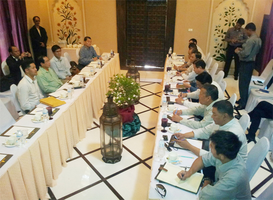 RCSS/SSA leader Lt-Gen Yawd Serk meets UPWC leader U Aung Min in Chiangmai, 19 February 2013. (Photo: facebook/Nyo Ohn Myint)