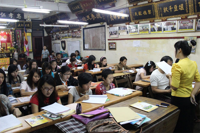 More and more young Burmese-Chinese go to Mandarin classes. Most of the classes are held in early morning or late at night. (Peng Qinqin/PHOTO)