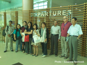 Community workers flew from Rangoon on Saturday 19 January, to Colombo, Sri Lanka to meet with and learn from the experiences of civil society organisations who had experienced years of conflict.  Ma Thiri Myat Htin, the organiser and the Program Manager of the Intensive Asia Program, spoke to Karen News. Ma Thiri Myat Htin said that the people in the study group included members of the Myanmar Lawyers Network, the Kachin Peace Network, the Myanmar Journalist Network, and the Karen Women Action Group. The 10 member group is expected to be back in Rangoon on the 28thof January.  Speaking to Karen News, Ma Thiri Myat Htin said.  “We are going to meet with human rights organizations and peace groups in Sri Lanka. Then, we plan to meet with the government officials, department heads and senior leaders. We are going to a country that has had a similar situation to our country to learn.”  It is expected that the 10-member group on its return to Burma, would share with organizations what they learnt – the knowledge and experience gained while in Sri Lanka.  Naw Susana Hla Hla Soe, Director of the Karen Women Action Group, told Karen News.  “We are going to meet not only civil society groups in Sri Lanka, but also government officials. I hope that we can learn some from some good examples to take back to our country.”  Naw Susana Hla Hla Soe said that she is delighted that their group has got the chance to to take part in human rights and peace process related to the current situation in Burma.