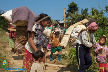 သားကို လက်ငင်၊ လင်ကို လက်တို့၊ ခွေးကို အို့ခေါ်...” ကချင်ပြည်နယ်၊ လိုုင်ဇာရှိ ဒုုက္ခသည် စခန်းတခုုအနီး စစ်ဘေးရှောင် ဒုုက္ခသည်များကိုု ၂၀၁၃ ခုနှစ်၊ ဇန်နဝါရီ လဆန်းက တွေ့ရစဉ်။ (ဓာတ်ပုံု - ဂျွန်စံလင်း၊ မဇ္စျိမ)