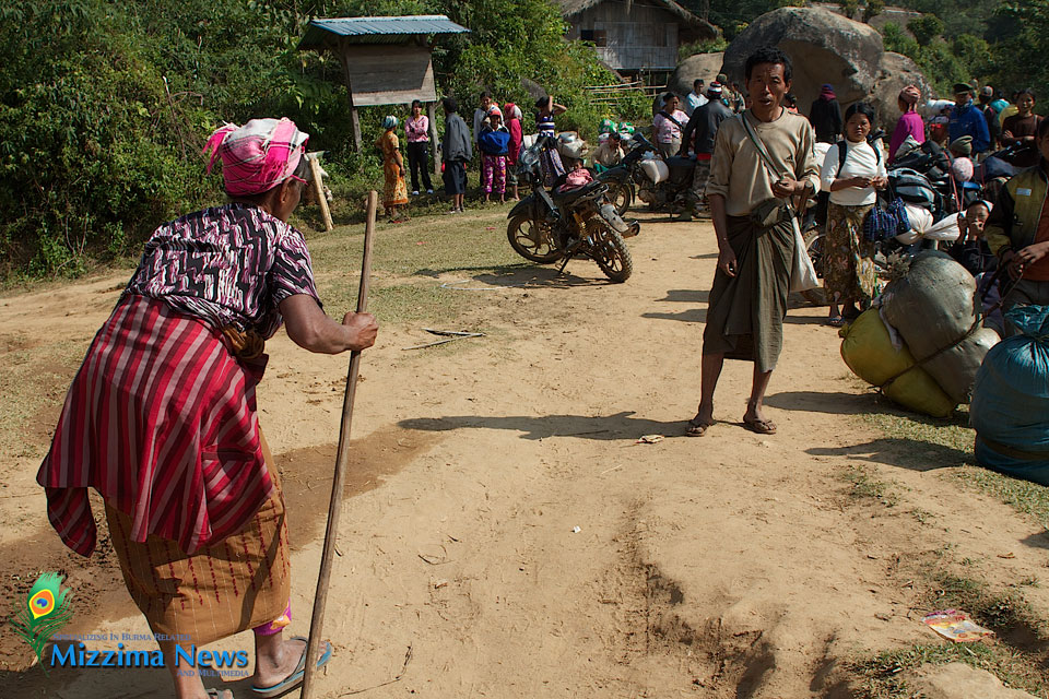 “သားကို လက်ငင်၊ လင်ကို လက်တို့၊ ခွေးကို အို့ခေါ်...” ကချင်ပြည်နယ်၊ လိုုင်ဇာရှိ ဒုုက္ခသည် စခန်းတခုုအနီး စစ်ဘေးရှောင် ဒုုက္ခသည်များကိုု ၂၀၁၃ ခုနှစ်၊ ဇန်နဝါရီ လဆန်းက တွေ့ရစဉ်။ (ဓာတ်ပုံု - ဂျွန်စံလင်း၊ မဇ္စျိမ)