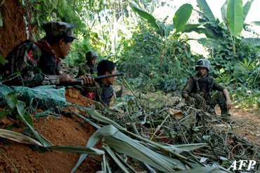 Kachin Independence Army (KIA) 3rd Brigade soldiers secure an area on Hka Ya mountain on January 20, 2013. The Kachin rebels accuse the Burmese military of launching a fresh attack on January 20, just days after a ceasefire pledge by the country's reformist government. (AFP PHOTO)