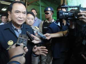 Thai-Officials-at-Mae-La-camp