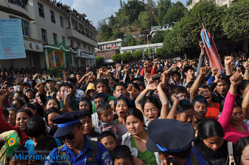 ထောင်ပေါင်းများစွာသော ကချင်များက မြန်မာအခြမ်းဖက်ရှိ လိုင်ဇာနယ်စပ်၌ ၂၀၁၃ ခုနှစ်၊ ဇန်နဝါရီလ ၁၀ ရက်နေ့က ဆန္ဒပြနေစဉ်။ (ဓာတ်ပုံ - မဇ္စျိမ)