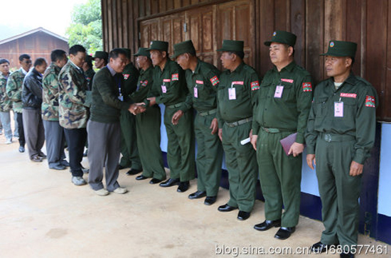 ဆွေးနွေးပွဲတက်ရောက်သည့် RCSS/SSA ကိုယ်စားလှယ်များအား UWSP/UWSA တောင်ပိုင်းတပ်ဖွဲ့ ကိုယ်စားလှယ်များက ကြိုဆိုကြစဉ်