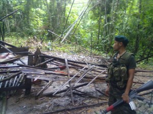 A NMSP soldier surveys the burnt outpost near Thuminkalan village in Tennaserism Division. (IMNA)