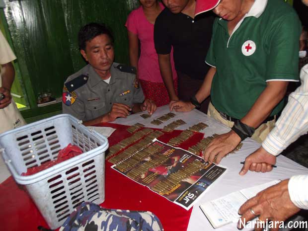 ဖမ်းဆီးရမိသော ကျည်ဆံများနှင့် သက်ဆိုင်ရာက စစ်ဆေးနေပုံ ( ဓါတ်ပုံ- နိရဥ္စရာ)