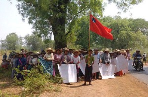 Protesting-farmers-march-to-a-police-station