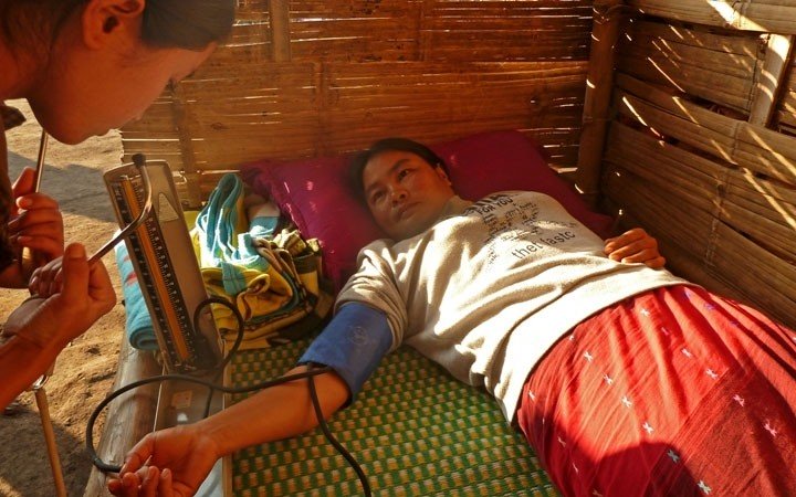 kachin-woman-receives-treatment-at-an-idp-camp