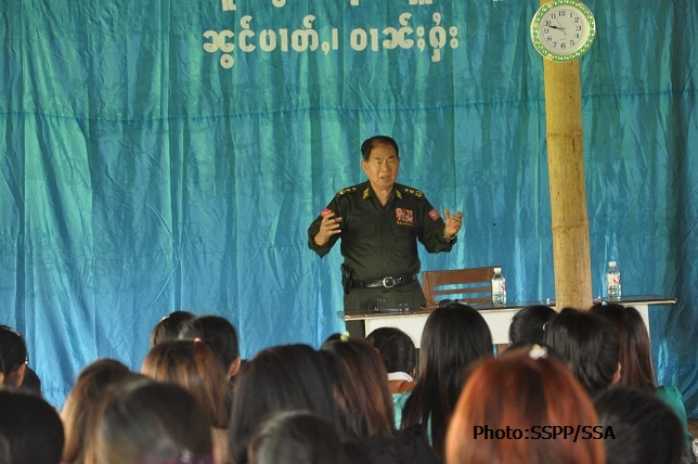 သင်တန်းသားများအား နာယကကြီး စဝ်ဆေထဲန့်က စကားပြောနေစဉ်