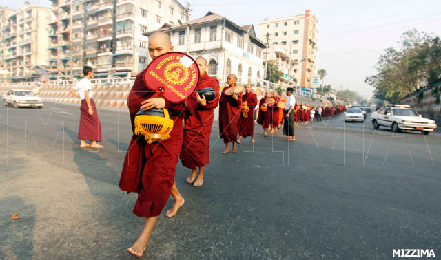 Buddhist-monks-early-morning-alms-collection