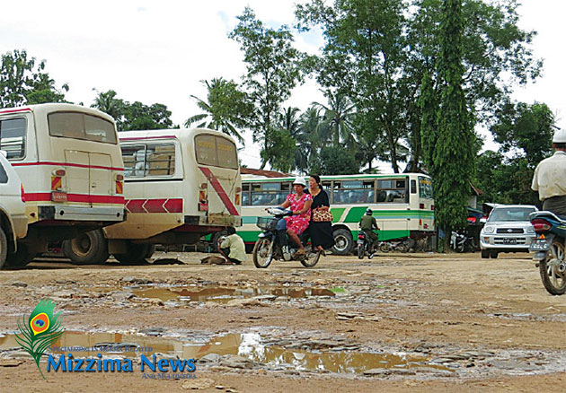 ချိုင့်ခွက်ပေါများသော ထားဝယ်အဝေးပြေးကားဝင်းကို ပြုပြင်ရန် ယာဉ်မောင်းများနှင့် ယာဉ်ပိုင်ရှင်များ ဆန္ဒရှိနေသည်။ (ဓာတ်ပုံ -Dawei Watch ၊ မဇ္ဈိမ)