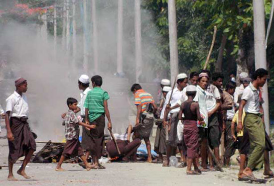 မောင်တောမြို့ပေါ်တွင် ယမန် နှစ် ဇွန်လ (၈) ရက်နေ့က အကြမ်းဖက် တိုက်ခိုက်မှု ဖြစ်ပွားနေစဉ်။