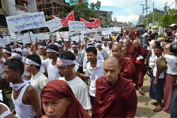 Sittwe-monk-protest