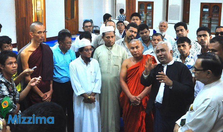 buddhist-monks-visit-yangon-mosque