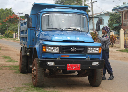 ကားလိုင်စင်များ စစ်ဆေးနေသည့် ရဲအရာရှိတဦးမြင်တွေ့ရစဉ် (ဓါတ်ပုံ-ကေတီ)