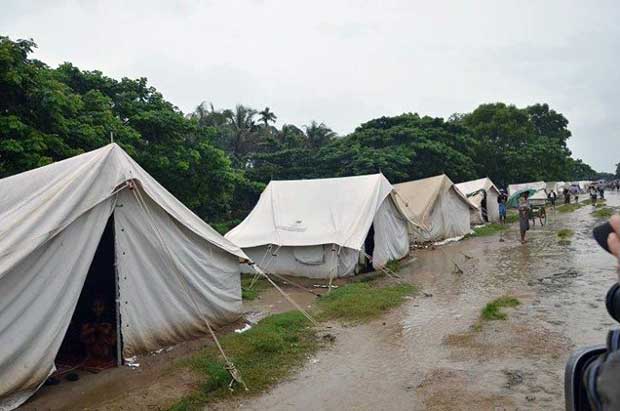 စစ်တွေ တက္ကသိုလ်  ပတ်လည်က ဒုက္ခသည်များ  ပြောင်းရွှေ့ခံရ