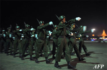 A guard of honour marches during a flag-raising ceremony to mark Myanmar's 65th Independence Day at the People's Square near Shwedagon Pagoda in Rangoon on January 4, 2013. (AFP PHOTO)