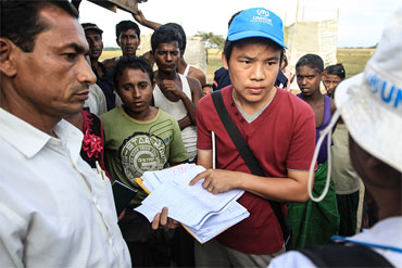 UNHCR-member-of-staff-discusses-accommodation